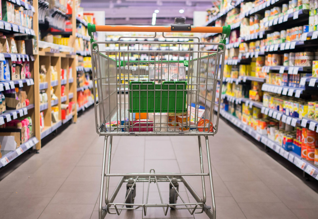 Shopping cart moving through isle of market - Marco Verch